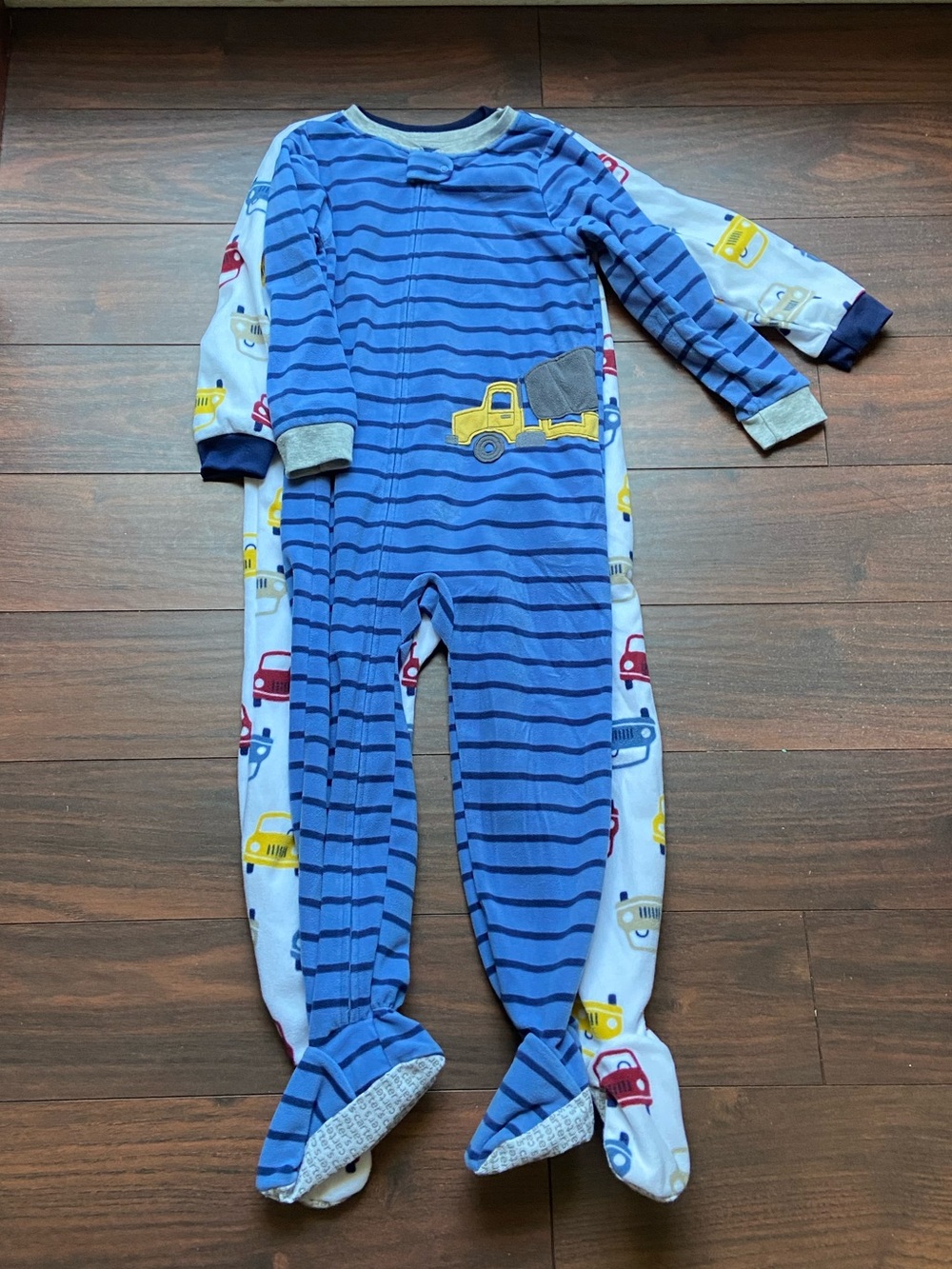 BUNDLE OF 2 CARTERS FLEECED ZIP ONESIES CARS TRUCK 5T
